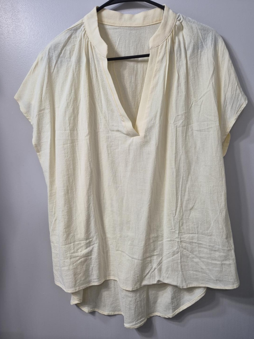 Light Yellow V-Neck Short Sleeve Top Large